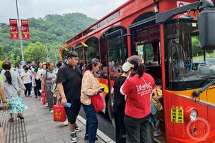 气炸！梅西中国香港行未登场，球迷怒撕球衣喊：去你大爷的！